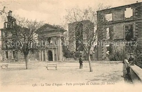 La_Tour d_Aigues Porte principale du Chateau La_Tour d_Aigues