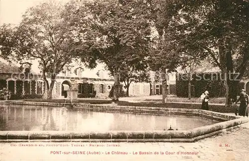 Pont sur Seine Le Chateau Le Bassin de la Cour d Honneur Pont sur Seine