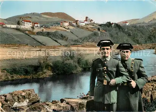 Biriatou Pays Basque Carabiniers Espagnols en faction sur la Bidassoa Biriatou