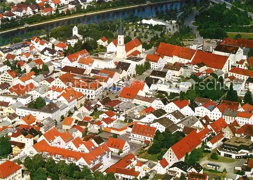 AK / Ansichtskarte Kelheim Altstadt mit Pfarrkirche Maria Himmelfahrt Fliegeraufnahme Kelheim