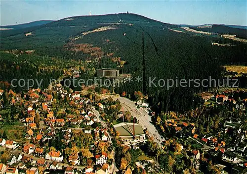 AK / Ansichtskarte Braunlage Fliegeraufnahme mit Eisstadion Seilbahn Hotel Maritim und Wurmberg Braunlage