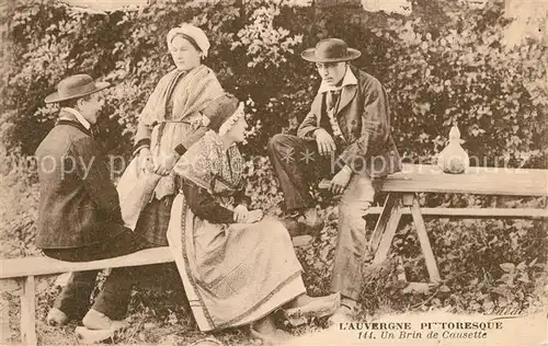 AK / Ansichtskarte Auvergne_Region Un brin de causette Types Habitants Costumes Auvergne Region