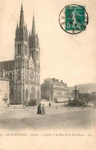 AK / Ansichtskarte Voiron Eglise et Place de la Republique Fontaine Voiron