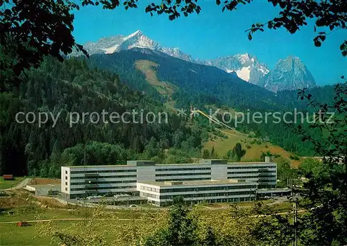 AK / Ansichtskarte Garmisch Partenkirchen Kreiskrankenhaus Zugspitzgruppe Garmisch Partenkirchen