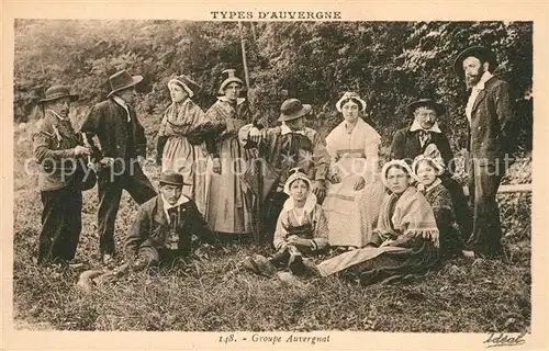 AK / Ansichtskarte Auvergne_Region Groupe Auvergnat Types Costumes Trachten Auvergne Region