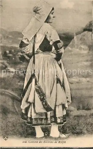 AK / Ansichtskarte Riom_Puy de Dome Costume des environs Trachten Riom Puy de Dome