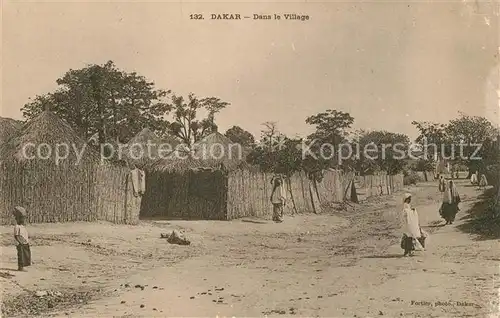 AK / Ansichtskarte Dakar Dans la Village Dakar