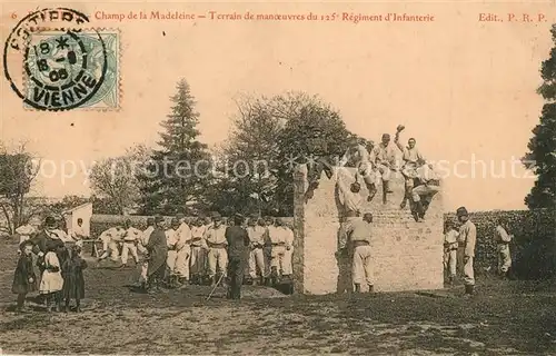 AK / Ansichtskarte Poitiers_Vienne Champ de la Madeleine Regiment d Infanterie Poitiers Vienne