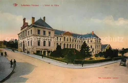 AK / Ansichtskarte Loudun Hotel de Ville Rathaus Loudun