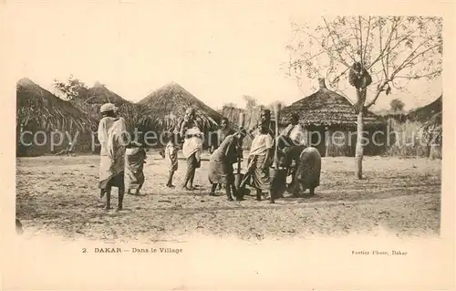 AK / Ansichtskarte Dakar Dans le Village Dakar