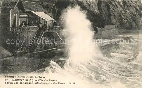AK / Ansichtskarte Biarritz_Pyrenees_Atlantiques Vagues saulant devan l Etablissement des Bains Biarritz_Pyrenees
