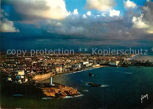 AK / Ansichtskarte Biarritz_Pyrenees_Atlantiques Coucher de soleil sur la ville au premier plan le phare de Biarritz Biarritz_Pyrenees