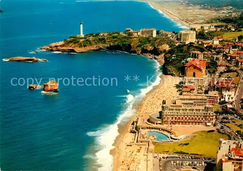 AK / Ansichtskarte Biarritz_Pyrenees_Atlantiques La Grande Plage lHotel du Palais et sa Piscine Vue aerienne Biarritz_Pyrenees