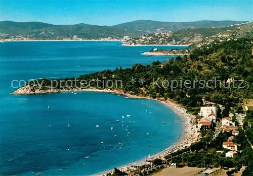 AK / Ansichtskarte Cavaliere Cap Negre La plage les Hotels et la Pointe du Layet Au loin Le Lavandou Cavaliere