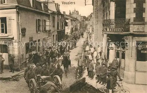 AK / Ansichtskarte Vouziers Soldatenaufmarsch Vouziers