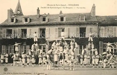 AK / Ansichtskarte Fougeres Societe de Gymnastique Le Drapeau Pyramides Fougeres