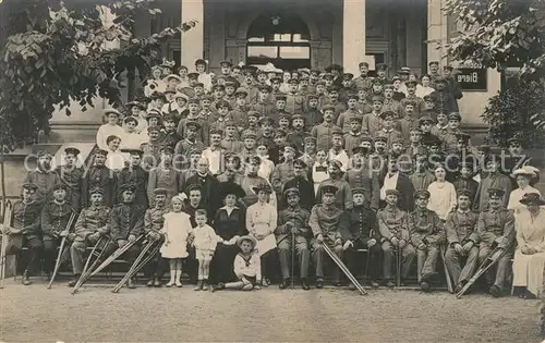 AK / Ansichtskarte Dresden Lazarett Gruppenfoto mit Soldaten Dresden