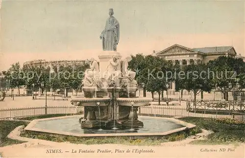 AK / Ansichtskarte Nimes La Fontaine Pradier Place de l Esplanade Nimes