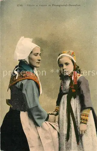 AK / Ansichtskarte Plougastel Daoulas Fillette et Femme Plougastel Daoulas