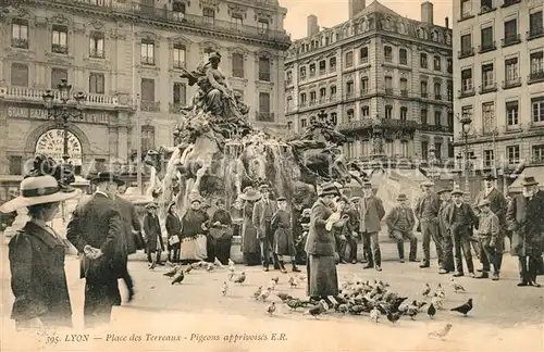 AK / Ansichtskarte Lyon_France Place des Terreaux Pigeons apprivoises Lyon France