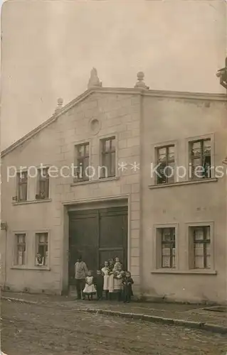 AK / Ansichtskarte Zerbst Wohnhaus Familienfoto Zerbst