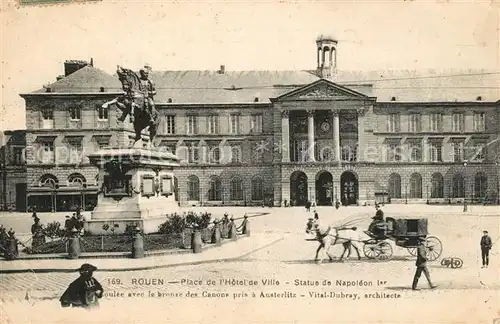 AK / Ansichtskarte Rouen Place de lHotel de Ville Statue de Napoleon I Rouen