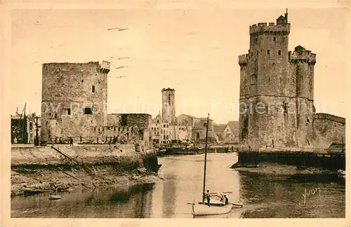 AK / Ansichtskarte La_Rochelle_Charente Maritime Vieux Port a maree basse Tours de la Chaine et St Nicolas La_Rochelle