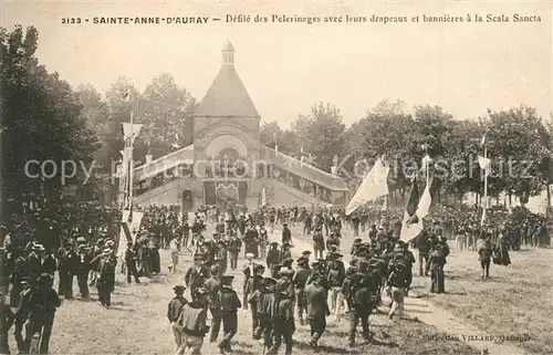 AK / Ansichtskarte Sainte Anne d_Auray Defile des Pelerinages avec leurs drapeaux et bannieres a la Scala Sancta Sainte Anne d Auray