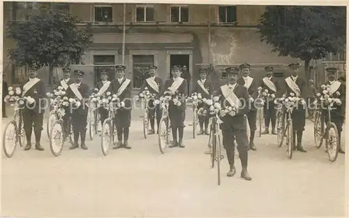 AK / Ansichtskarte Furtwangen Gruppenfoto Soldaten auf Fahrr?dern Furtwangen