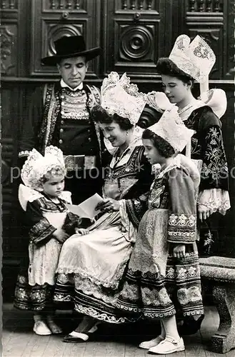 AK / Ansichtskarte Pont Aven Les Bardes Bretons Monsieur et Madame Cueff et leurs filles Annick Lenaik et Maryvonne Pont Aven