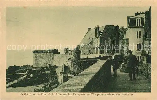 AK / Ansichtskarte Saint Malo_Ille et Vilaine_Bretagne Le Tour de la Ville sur les Remparts Saint Malo_Ille et Vilaine