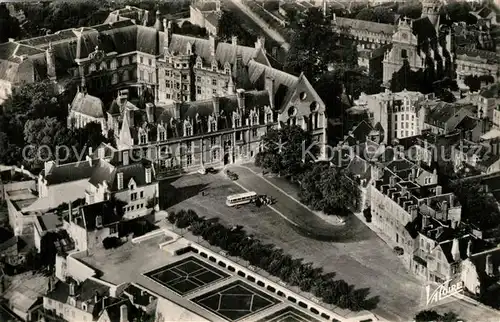 AK / Ansichtskarte Blois_Loir_et_Cher La place du Chateau et laile Louis XII vues davion Blois_Loir_et_Cher