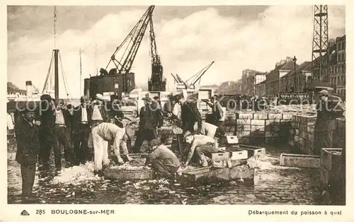 AK / Ansichtskarte Boulogne sur Mer Debarquement du poisson a quai Port de pecheur Boulogne sur Mer