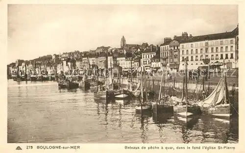 AK / Ansichtskarte Boulogne sur Mer Bateaux de peche a quai dans le fond leglise St Pierre Boulogne sur Mer