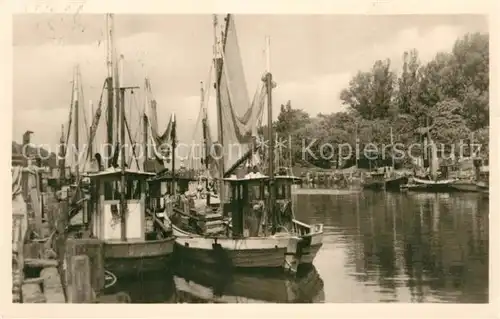 AK / Ansichtskarte Warnemuende_Ostseebad Fischerboote Warnemuende_Ostseebad