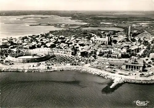 AK / Ansichtskarte Saintes Maries de la Mer Les arenes et le casino vue aerienne Saintes Maries de la Mer