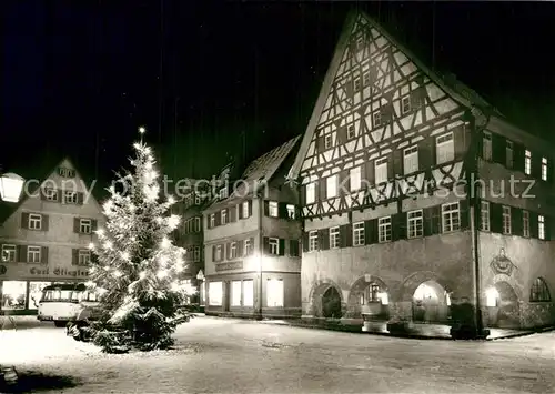 AK / Ansichtskarte Muensingen Marktplatz Altstadt Fachwerkhaus Christbaum Nachtaufnahme Muensingen