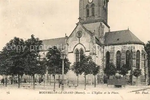 AK / Ansichtskarte Mourmelon le Grand Eglise et la Place Mourmelon le Grand