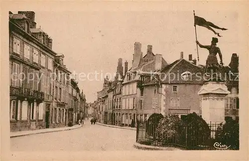 AK / Ansichtskarte Langres Place Saint Martin Statue de Jeanne d Arc Monument Langres