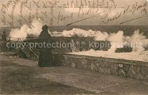 AK / Ansichtskarte Biarritz_Pyrenees_Atlantiques Une vague au Rocher de la Vierge grosse mer Biarritz_Pyrenees