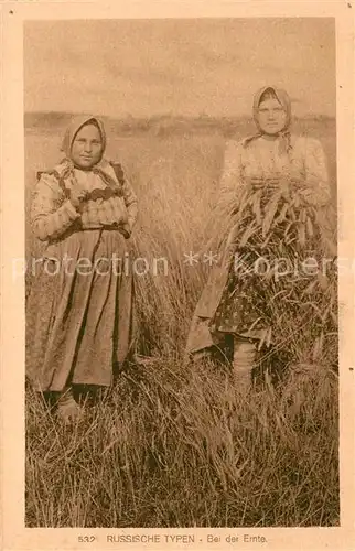 AK / Ansichtskarte Typen_Russland Frauen bei der Ernte Typen_Russland