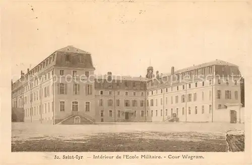 AK / Ansichtskarte Saint Cyr l_Ecole Interieur de lEcole Militaire Cour Wagram Saint Cyr l_Ecole