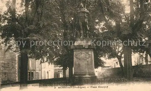 AK / Ansichtskarte Mussidan Place Beaupuy Monument Statue Mussidan