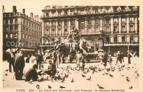 AK / Ansichtskarte Lyon_France Place des Terreaux Les Pigeons Fontaine Bartholdi Hotel de Ville Lyon France
