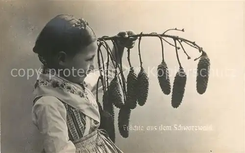 AK / Ansichtskarte Tannenzapfen Schwarzwald Kind Tracht  