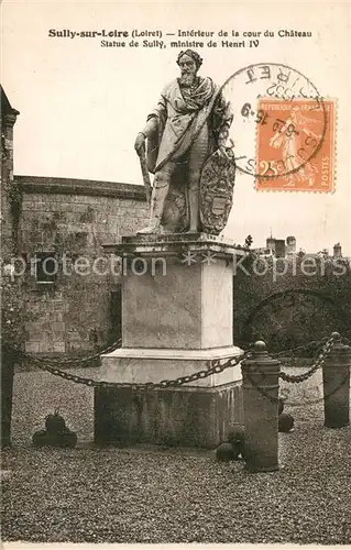 AK / Ansichtskarte Sully sur Loire Interieur de la cour du Chateau Statue de Sully Monument Sully sur Loire