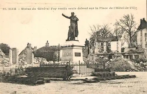 AK / Ansichtskarte Ham_Somme Statue du General Foy restee seule debout sur la Place de lHotel de Ville Ham_Somme