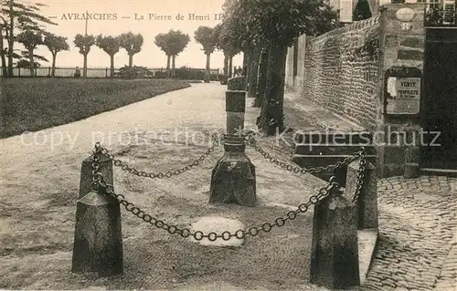 AK / Ansichtskarte Avranches La Pierre de Henri II Monument a la porte de la Cathedrale Avranches