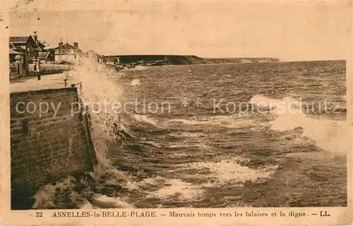 AK / Ansichtskarte Asnelles Mauvais temps vers les falaises et la digue Asnelles