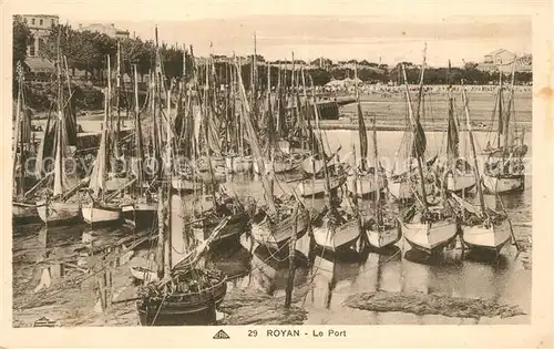 AK / Ansichtskarte Royan_Charente Maritime Le Port Bateaux de peche Royan Charente Maritime